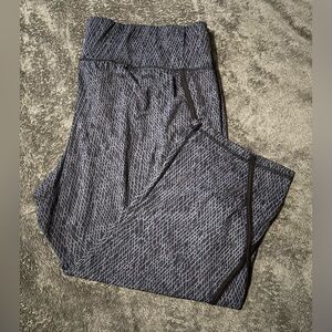 LIVI Active by Lane Bryant Black and Gray Patterned Capri Leggings